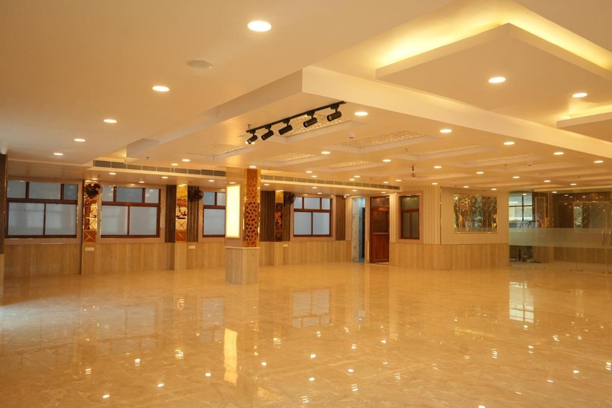 Hotel Golden Palace Lakhnaú Exteriér fotografie