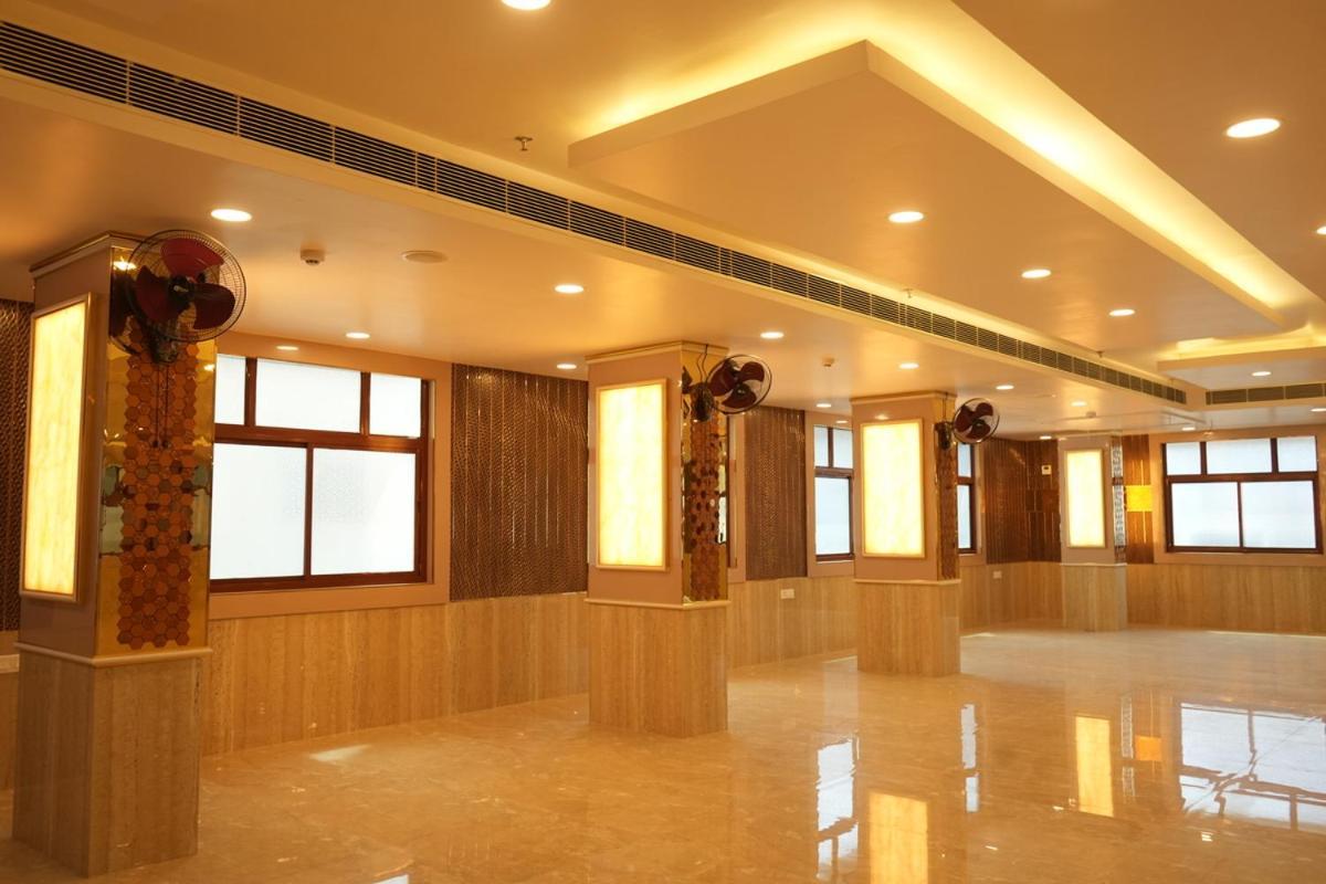 Hotel Golden Palace Lakhnaú Exteriér fotografie